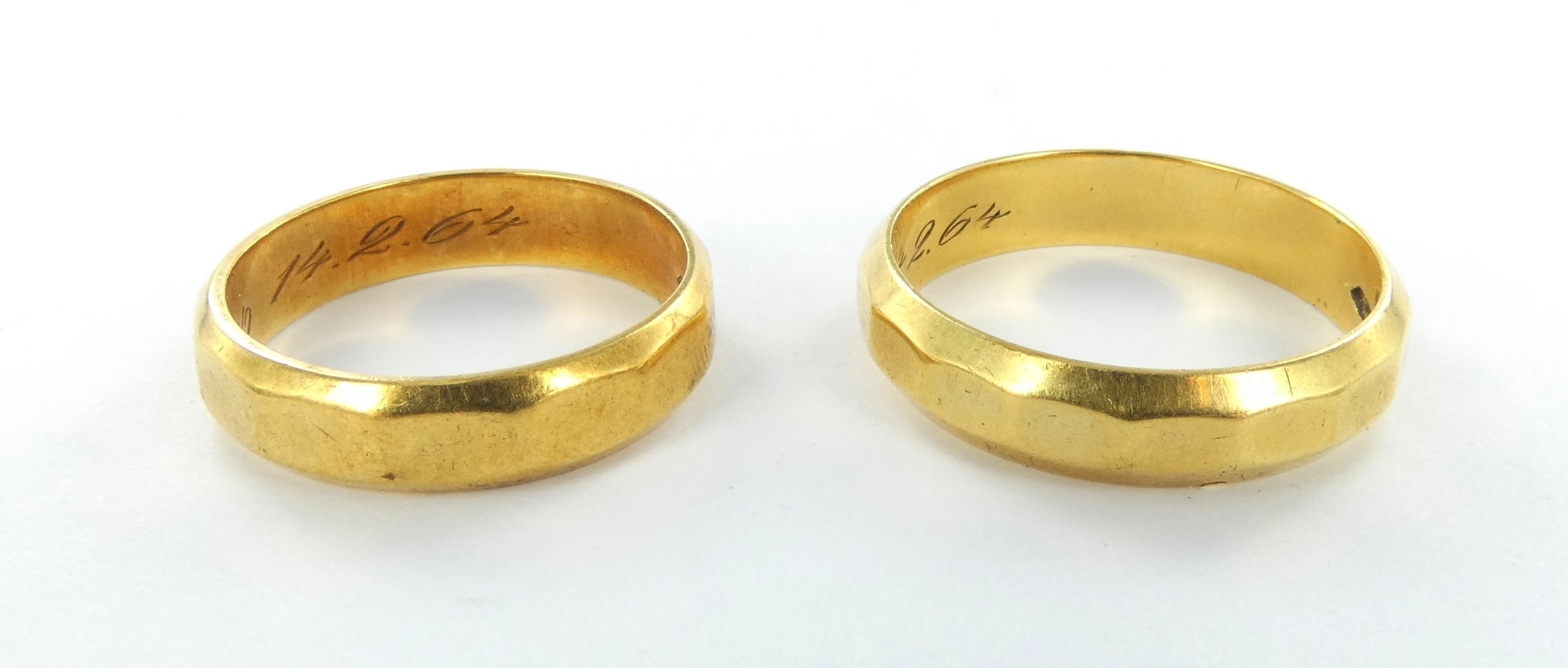 Lot 17 — 1 Alliance Or 585 mil. Non poinçonnée, T 63, 5.4g, 1 Allianc