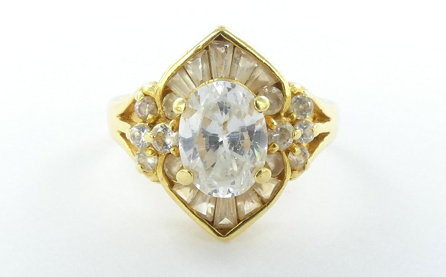 Lot 23 — 1 Bague Or 750 mil. Poinçonnée, pierres dégradées, T 51, 5.7