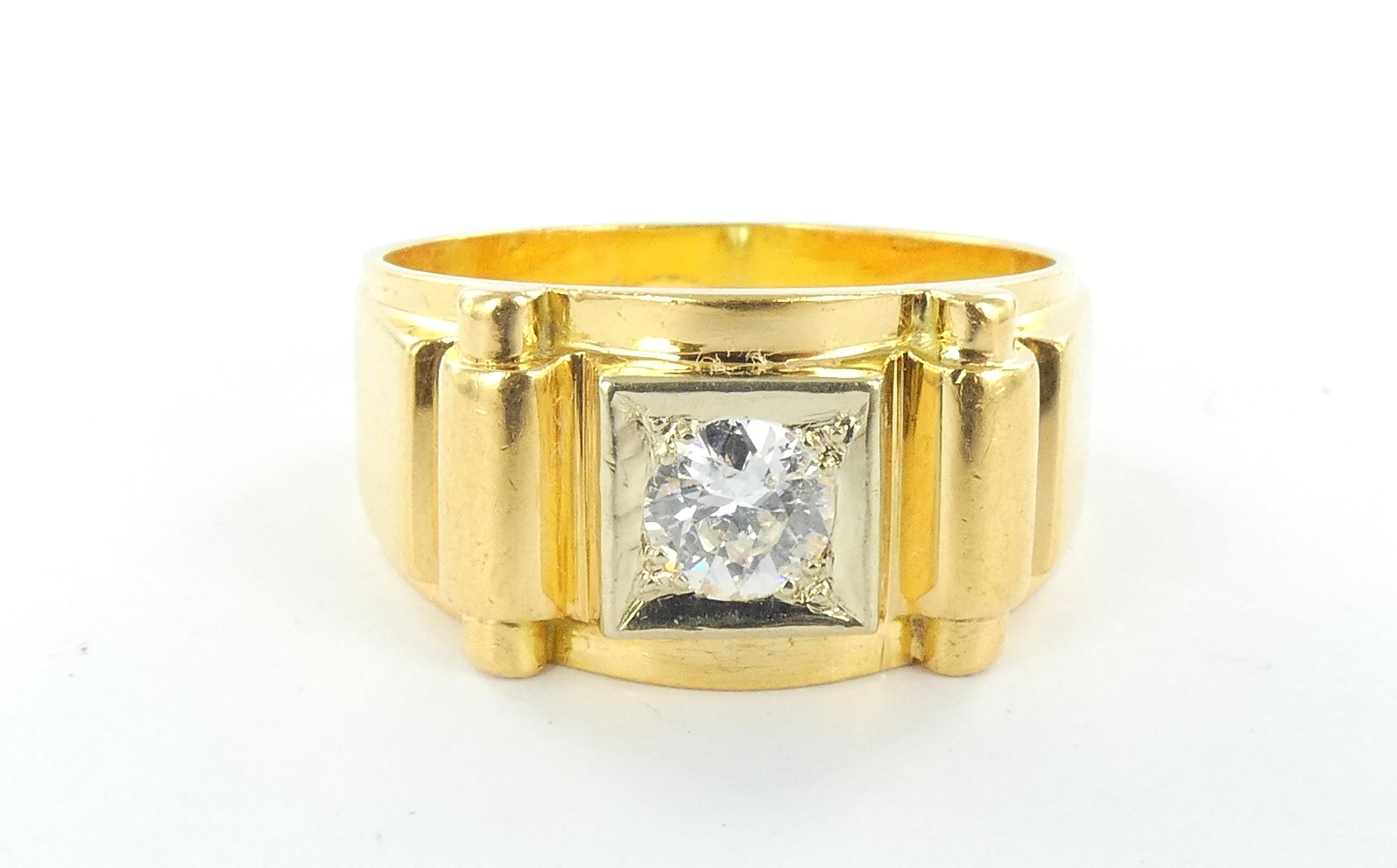 Lot 32 — 1 Chevalière Or 750 mil. Poinçonnée, sertie d'un brillant so